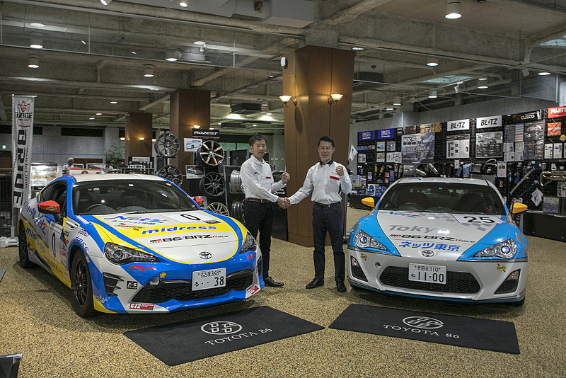 ゲストとして登場したのは、2017年の86/BRZ Race クラブマンシリーズのシリーズチャンピオンとなった神谷裕幸選手（左）。神谷選手はネッツ中部の社員ドライバーである