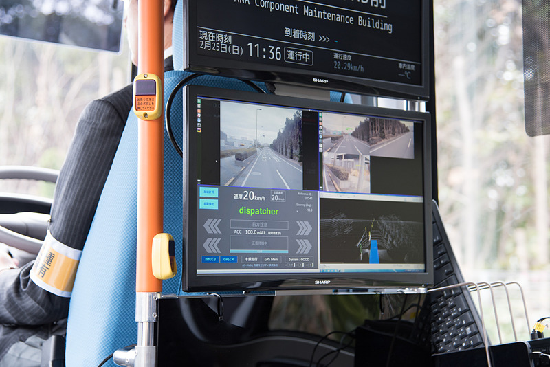 バス車内に設置された各種画面