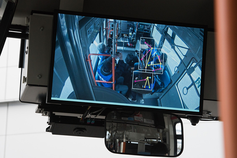 車室内の乗客の状態をディープラーニングで判断。立っているか、座っているかなどが分かる