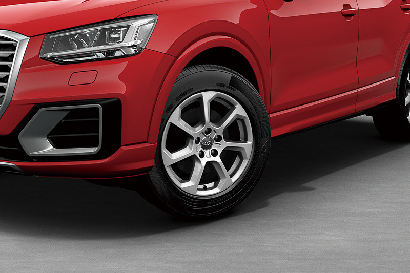 専用となる7スポークローターデザインの17インチアルミホイール