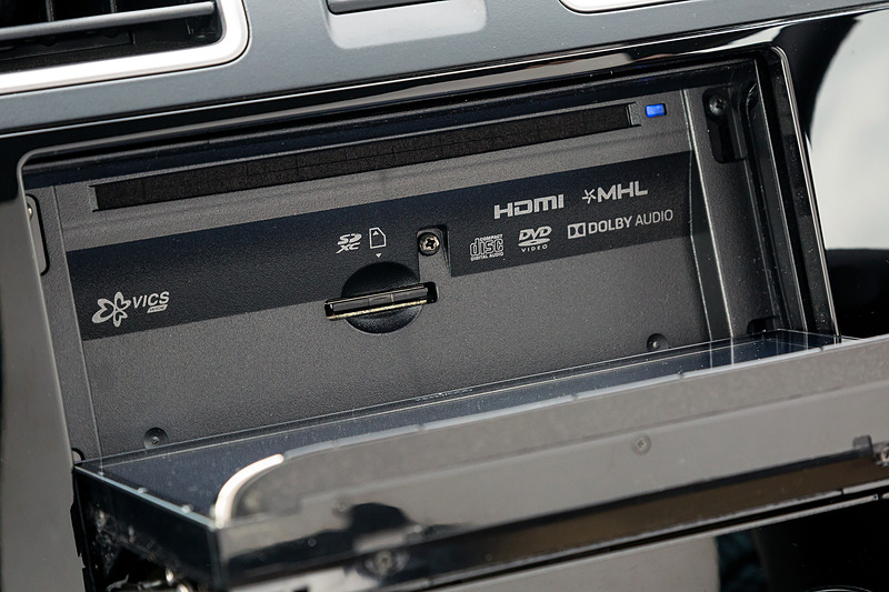 パネルをフルオープンするとCD/DVDおよびSDカードスロットにアクセス可能