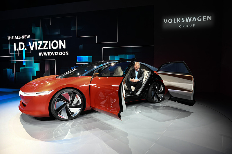 完全自動運転EV「I.D.VIZZION（アイ.ディ.ビジョン）」と、フォルクスワーゲン乗用車ブランド CEO Dr.ヘルベルト・ディース氏