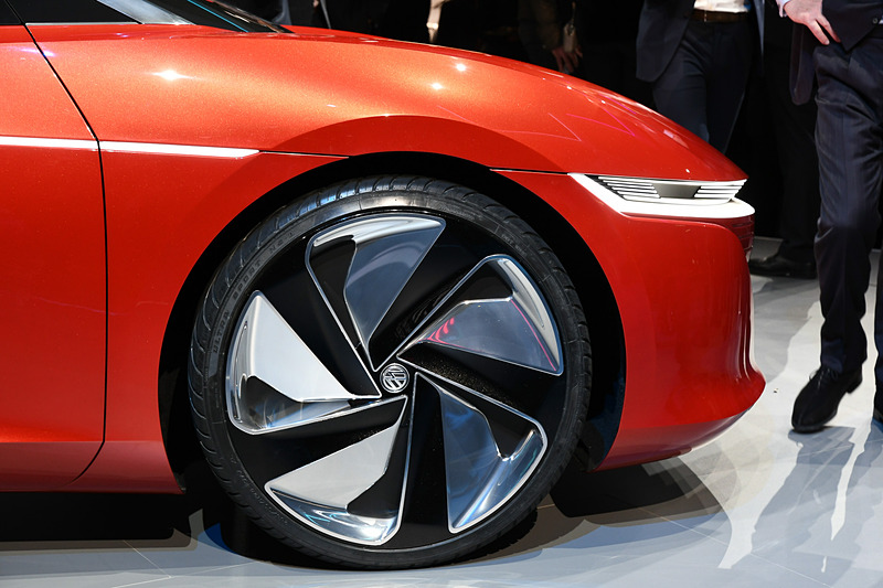 タイヤサイズは255/30 R24。ショーモデルのためか超大径ホイール