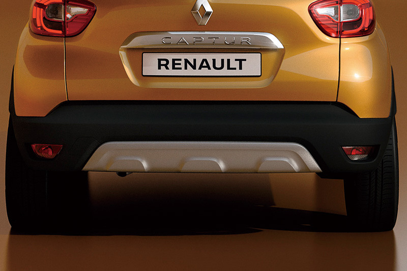 前後バンパー下部にスキッドプレートを採用して、SUVらしさを高めている