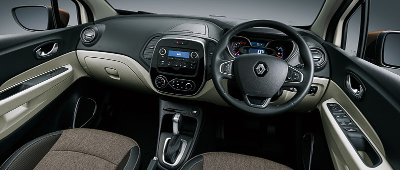 ブラウンファブリックシートのインテリア