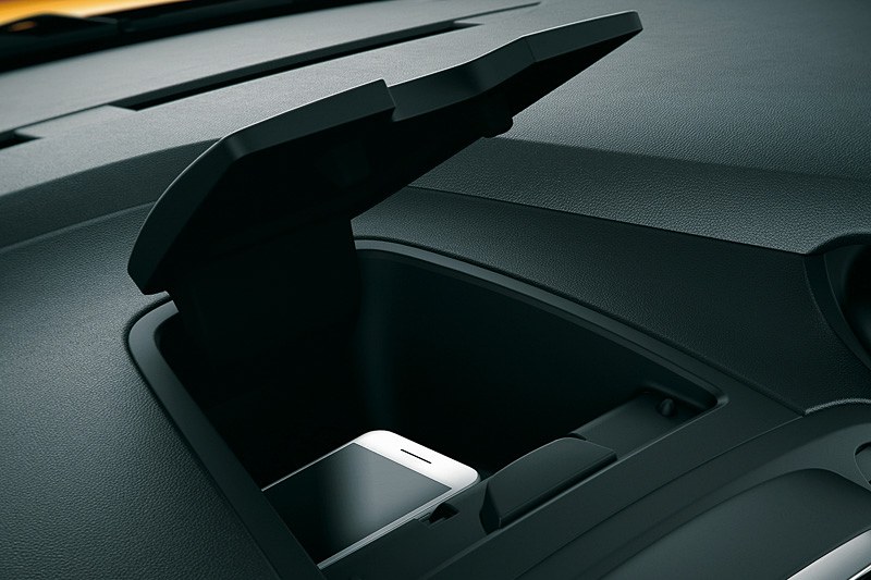 センターアームレスト（小物入れ付）やコードネットタイプのフロントシートバックコードポケット、サングラスホルダーなど収納も充実