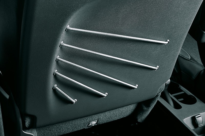 センターアームレスト（小物入れ付）やコードネットタイプのフロントシートバックコードポケット、サングラスホルダーなど収納も充実