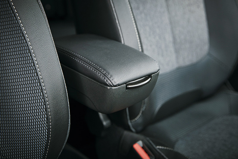 センターアームレスト（小物入れ付）やコードネットタイプのフロントシートバックコードポケット、サングラスホルダーなど収納も充実