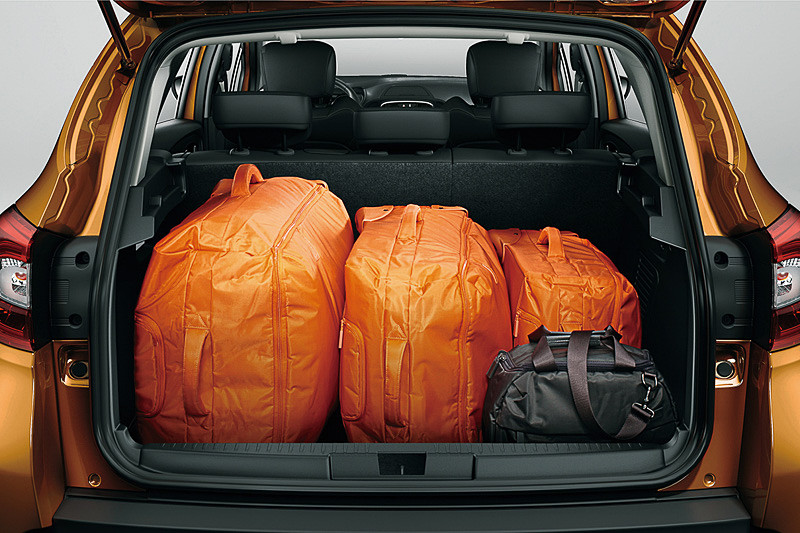 リアシートを最前端までスライドすると455Lのスペースが現われ、旅行用のバッグなども積むことができる