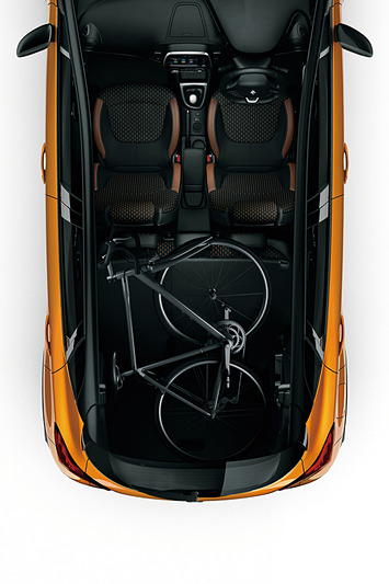 リアシートを折りたたむと荷室容量は1235Lとなり、使い道が広がる