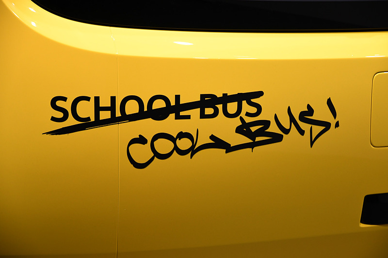 ボディはイエローとブラックでカラーリングされたスクールバス仕様。「スクール」の文字を「クール」に書き替える落書きなどの演出が施されている