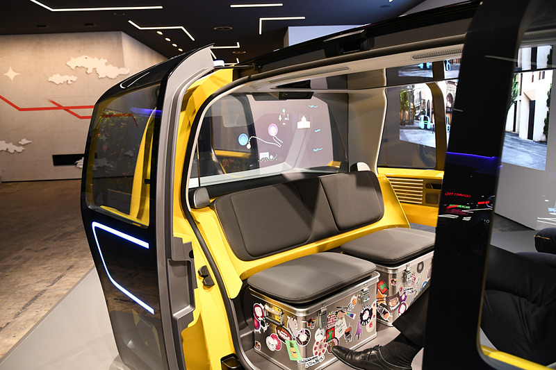 車内にはステッカーで彩られたアルミボックスのシートに加え、大型OLEDスクリーンのフロントウィンドウを搭載