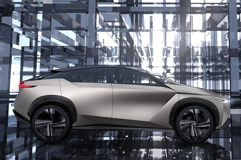 日産ブランドの象徴となるVモーショングリルをはじめ、ボンネットからボディ後方に流れるしなやかなキャラクターラインといった「ニッサン IMx」の特徴はそのままに、ボディカラーを「ダークスモーキーグレー」に変更するといった黒系のコーディネートにより、クロスオーバーらしい力強くタフな存在感を表現