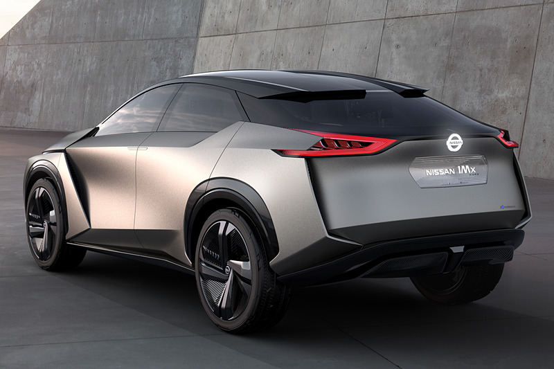日産ブランドの象徴となるVモーショングリルをはじめ、ボンネットからボディ後方に流れるしなやかなキャラクターラインといった「ニッサン IMx」の特徴はそのままに、ボディカラーを「ダークスモーキーグレー」に変更するといった黒系のコーディネートにより、クロスオーバーらしい力強くタフな存在感を表現