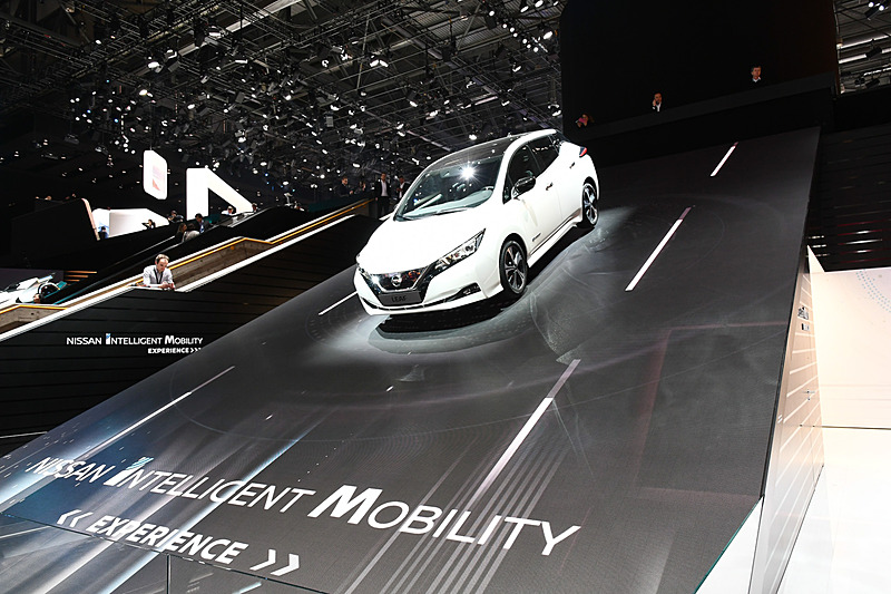 日産ブースに展示された「リーフ」