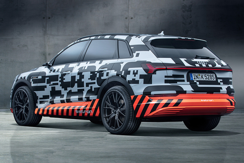 e-tronのプロトタイプでは“車両の電動化システムを表した”カモフラージュがボディに施され、ジュネーブショーの開催に合わせてジュネーブの観光名所を走行しているという