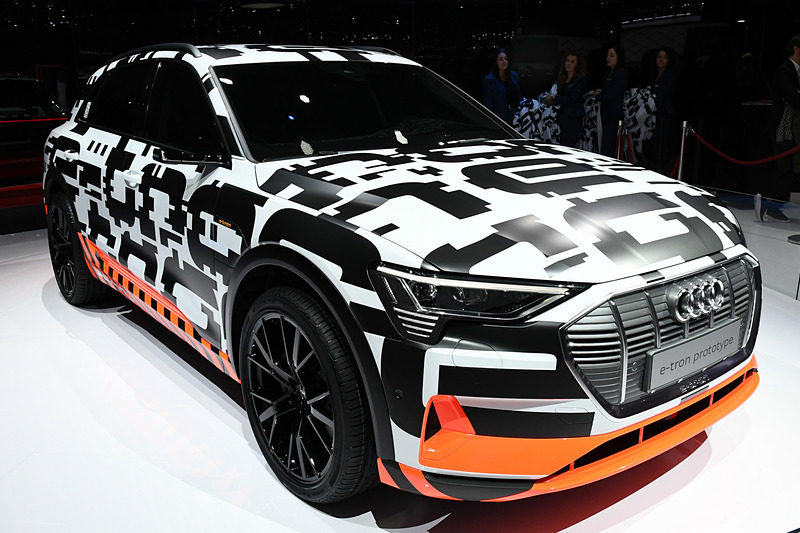 2018年末に欧州市場で発売するアウディ初のEV（電気自動車）「e-tron」プロトタイプ