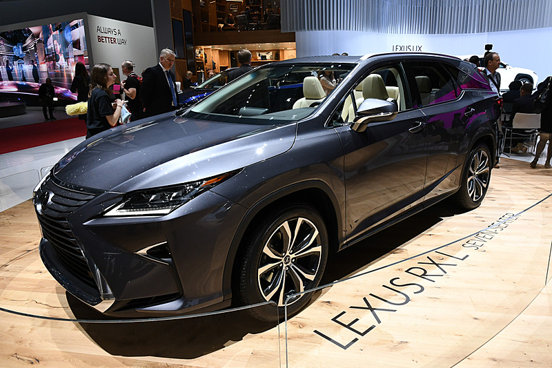 レクサスブースに展示された「RX」の3列シートモデル