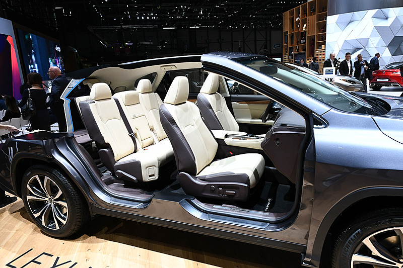レクサスブースに展示された「RX」の3列シートモデル