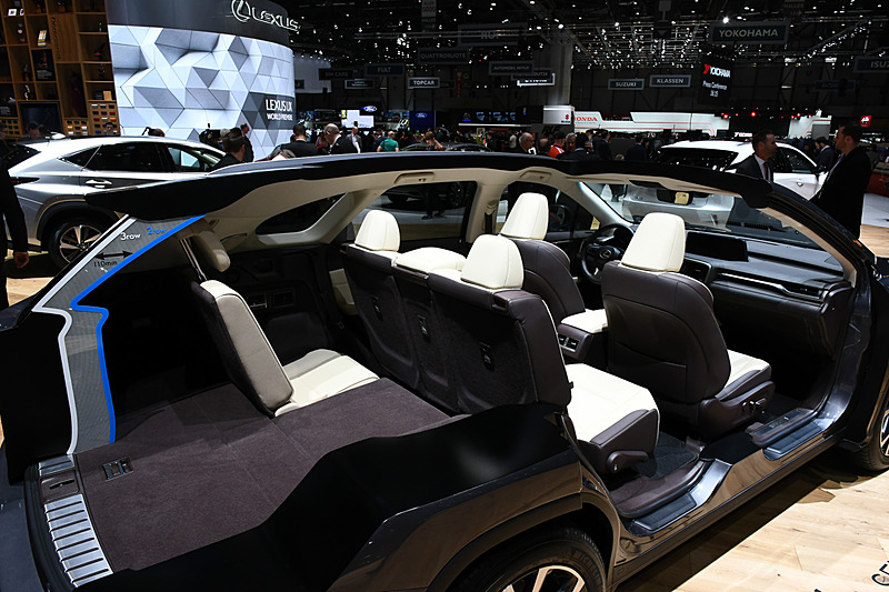 レクサスブースに展示された「RX」の3列シートモデル