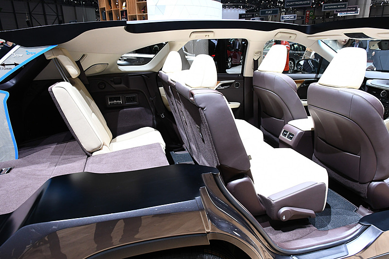 レクサスブースに展示された「RX」の3列シートモデル