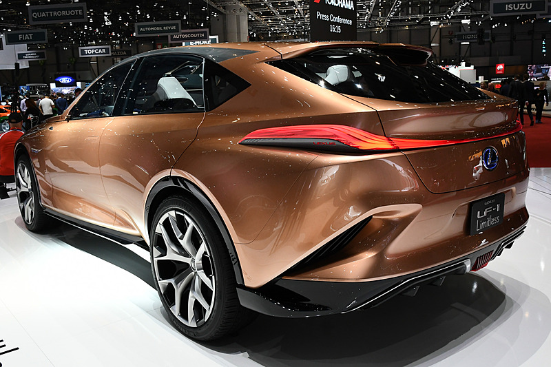 レクサスブースに展示された「LF-1 Limitless」