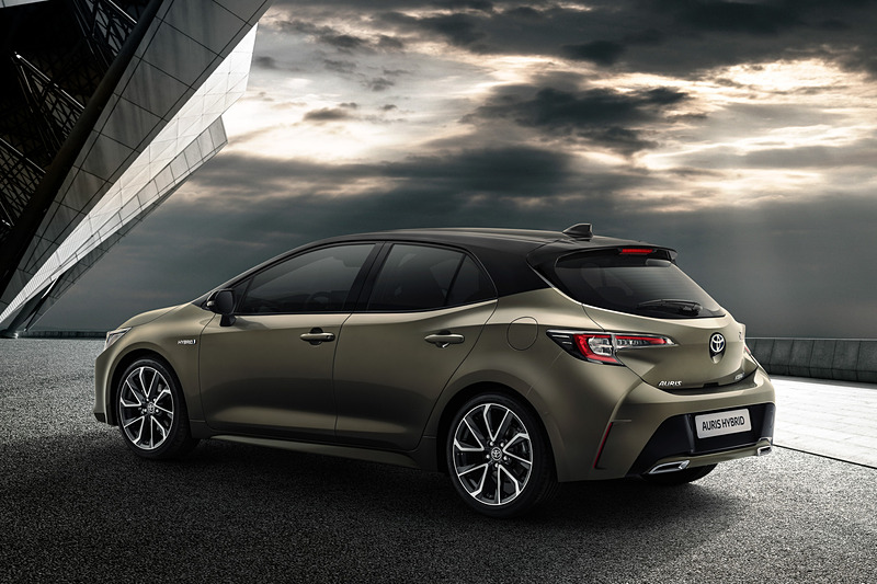 新型オーリスのパワートレーンは、1.2リッターのガソリンエンジンのほか、122HPを発生する1.8リッターと180HPを発生する2.0リッターのハイブリッドを設定