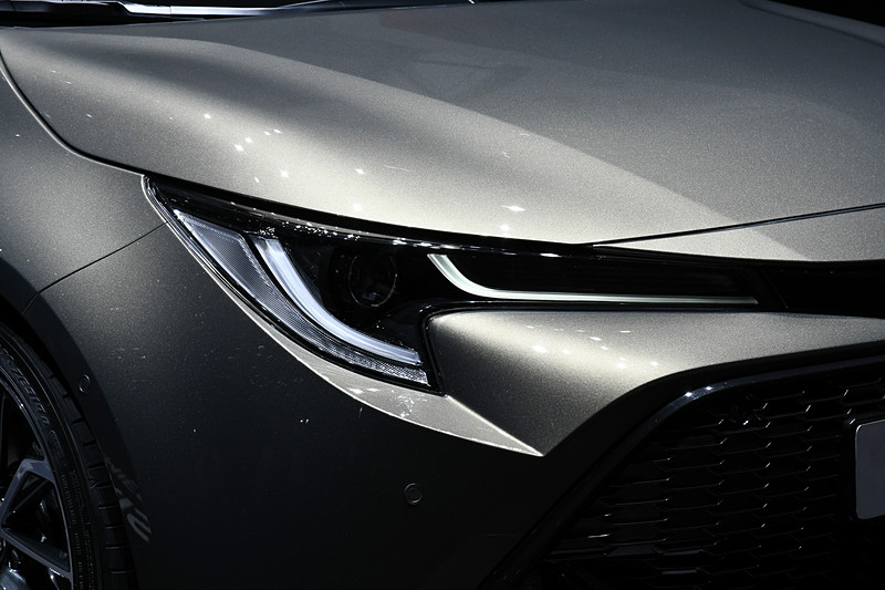 フルLEDヘッドライトを採用