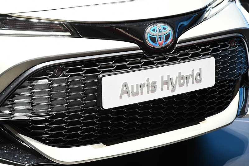 グリルデザインを従来のハニカムから一新