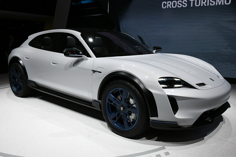 ミッションEクロスツーリスモは2つの「パーマネントマネージメントシステムモーター（PSM）」を採用し、0-100km/h加速は3.5秒以内、0-200km/h加速は12秒以内を実現