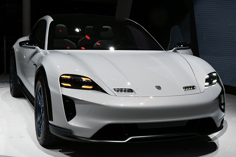 ミッションEクロスツーリスモは2つの「パーマネントマネージメントシステムモーター（PSM）」を採用し、0-100km/h加速は3.5秒以内、0-200km/h加速は12秒以内を実現