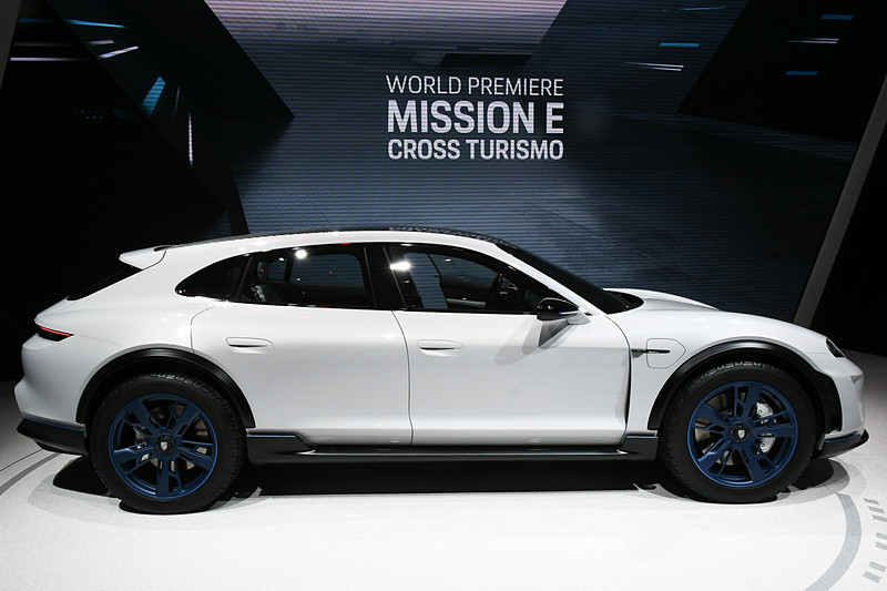 ミッションEクロスツーリスモは2つの「パーマネントマネージメントシステムモーター（PSM）」を採用し、0-100km/h加速は3.5秒以内、0-200km/h加速は12秒以内を実現