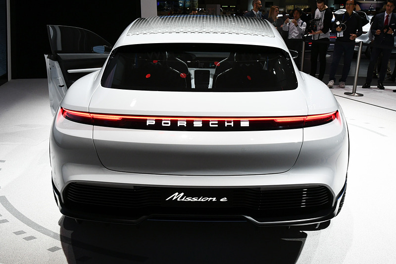 ミッションEクロスツーリスモは2つの「パーマネントマネージメントシステムモーター（PSM）」を採用し、0-100km/h加速は3.5秒以内、0-200km/h加速は12秒以内を実現