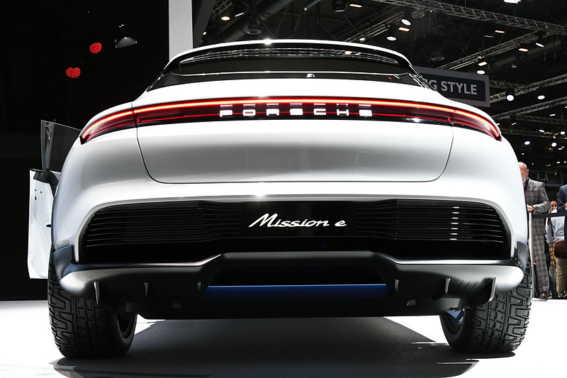 ミッションEクロスツーリスモは2つの「パーマネントマネージメントシステムモーター（PSM）」を採用し、0-100km/h加速は3.5秒以内、0-200km/h加速は12秒以内を実現