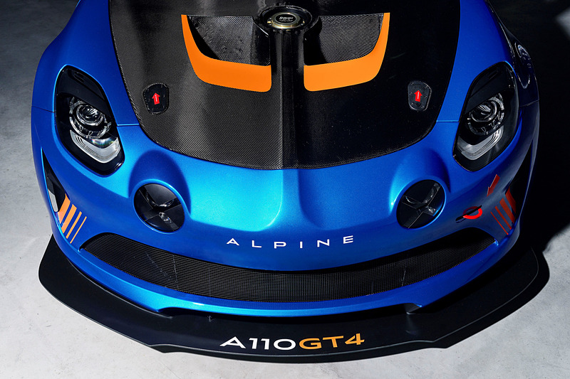 エンジンパワーとダウンフォースが高められ、FIA GT4カテゴリーのレースに対応するA110 GT4