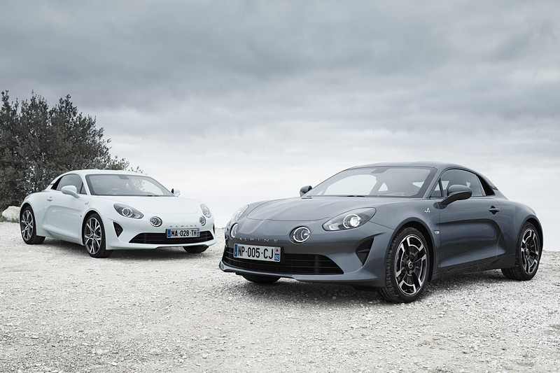 市販モデルとなる「A110 Pure」（左）と「A110 Legende」（右）