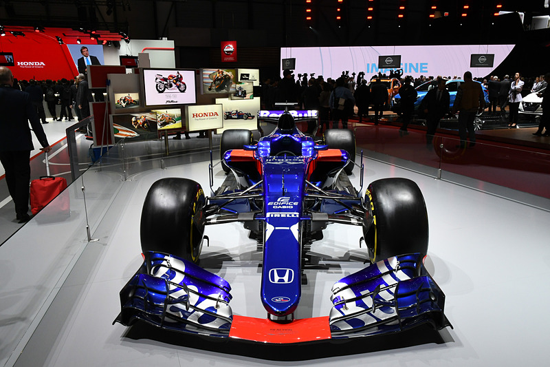レッドブル・トロロッソ・ホンダの新型F1マシン「STR13」のカラーリングを施したF1マシンを展示