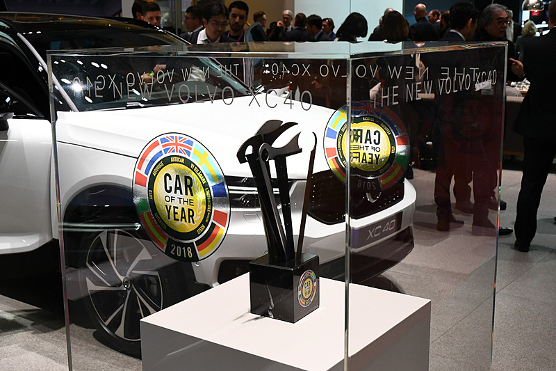 ジュネーブショーのボルボブースに展示される受賞トロフィー