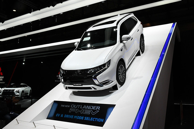 世界初公開された「アウトランダーPHEV」2019年モデル