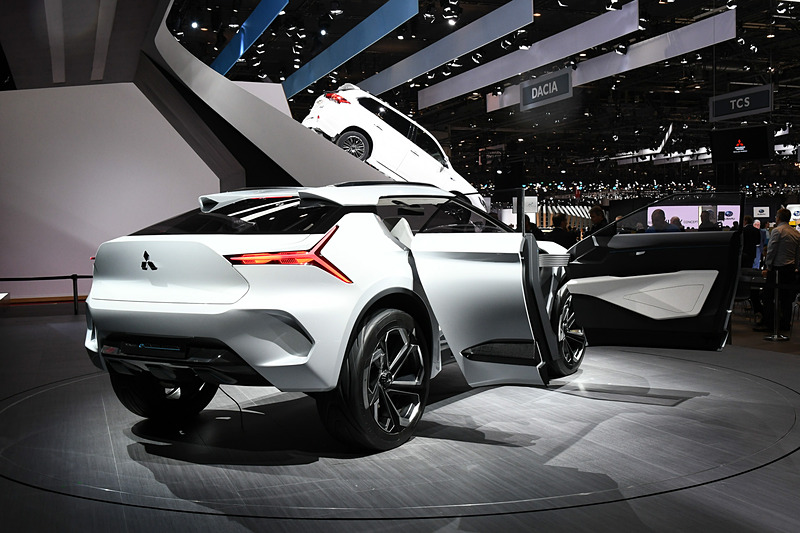 モーターをフロントに1基、リアに2基搭載するトリプルモーター4WDを採用