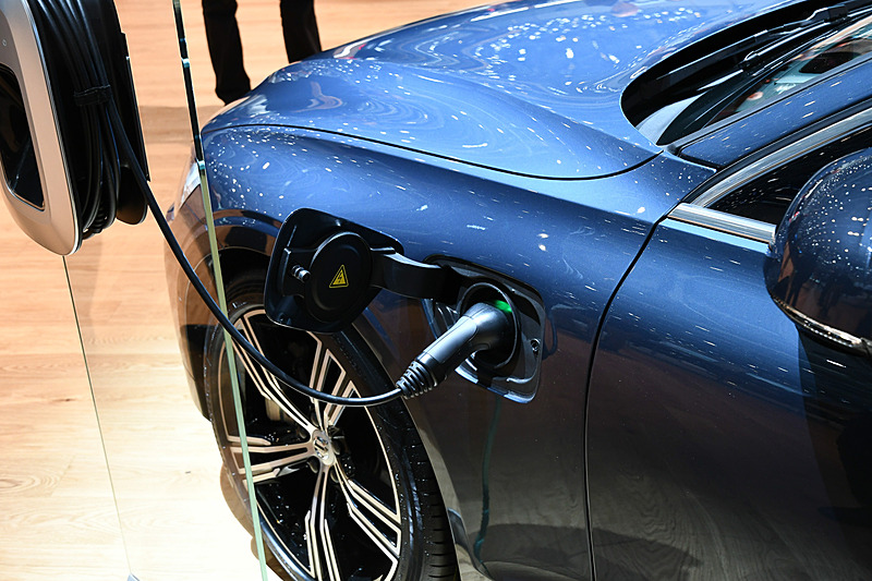 PHVモデルの充電プラグは左フェンダー部分に設定