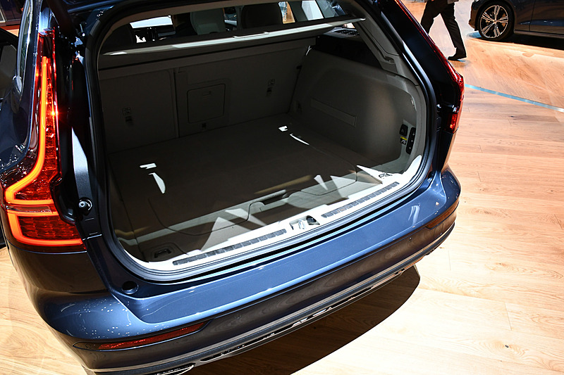 V60 PHVモデルのラゲッジルーム