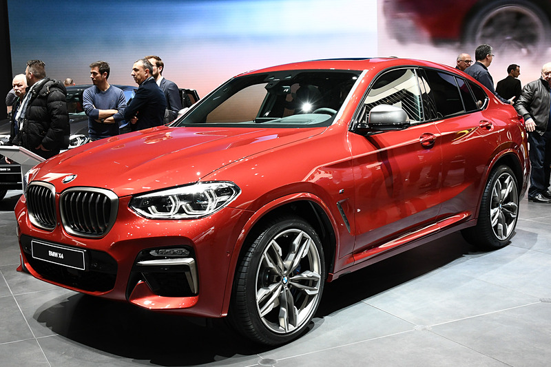ジュネーブショーで世界初公開された新型「X4」