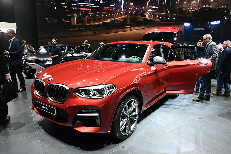 2代目X4は全長4752mm、全幅1981mm、ホイールベース2864mmとサイズアップしたが、車両重量は現行型モデルから55kg軽量化