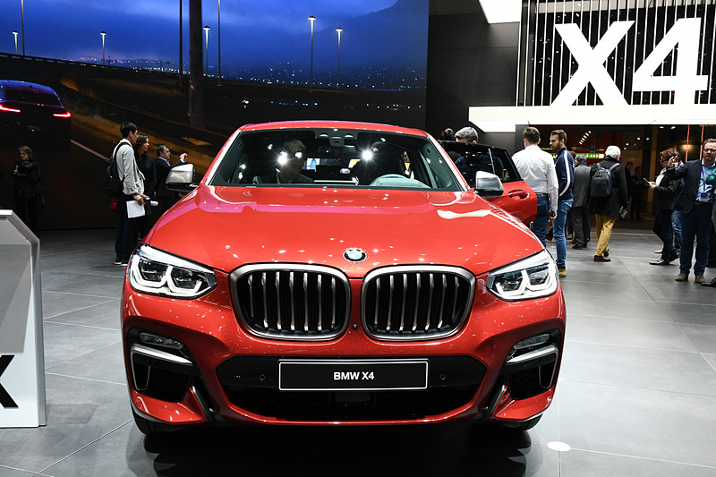 2代目X4は全長4752mm、全幅1981mm、ホイールベース2864mmとサイズアップしたが、車両重量は現行型モデルから55kg軽量化