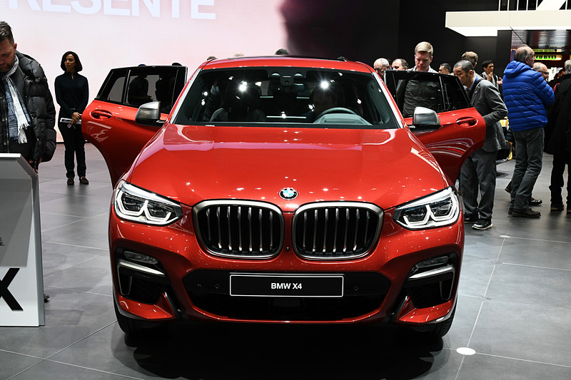 2代目X4は全長4752mm、全幅1981mm、ホイールベース2864mmとサイズアップしたが、車両重量は現行型モデルから55kg軽量化