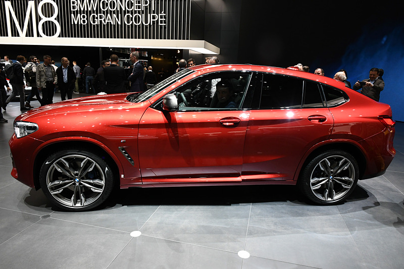 2代目X4は全長4752mm、全幅1981mm、ホイールベース2864mmとサイズアップしたが、車両重量は現行型モデルから55kg軽量化