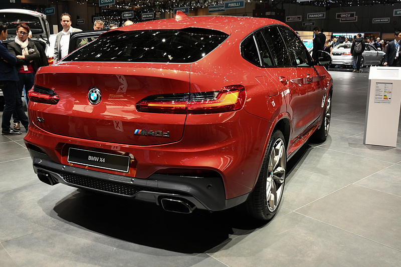 2代目X4は全長4752mm、全幅1981mm、ホイールベース2864mmとサイズアップしたが、車両重量は現行型モデルから55kg軽量化