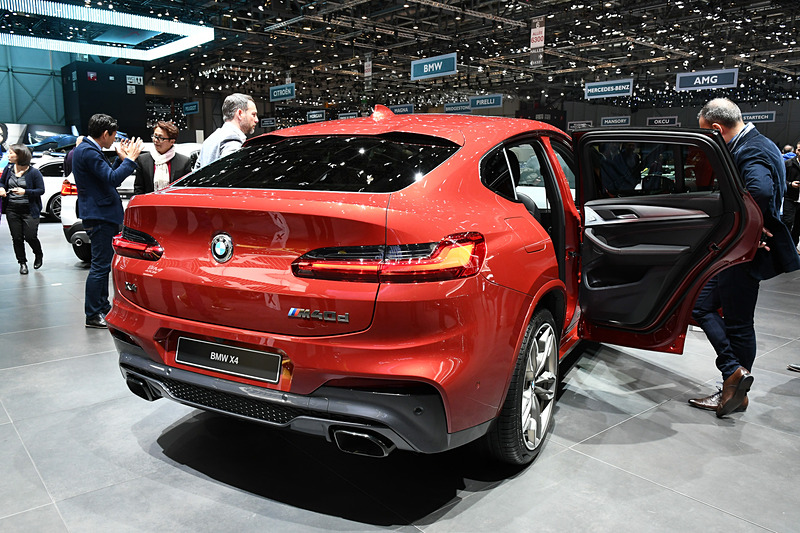 2代目X4は全長4752mm、全幅1981mm、ホイールベース2864mmとサイズアップしたが、車両重量は現行型モデルから55kg軽量化