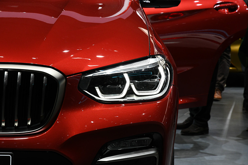 フロントマスクにツインLEDヘッドライトを採用